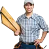 Asesor de Madepinos con una tabla de madera