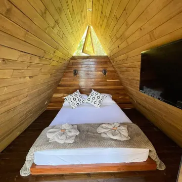 Habitación en cabaña revestida con tablilla de madera, obra con maderas de Madepinos