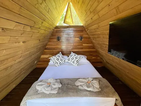 Habitación en cabaña revestida con tablilla de madera, obra con maderas de Madepinos