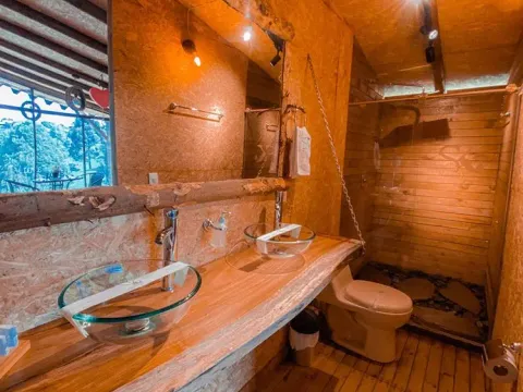 Cocina de cabaña con muebles y revestimiento en madera, obra con maderas de Madepinos