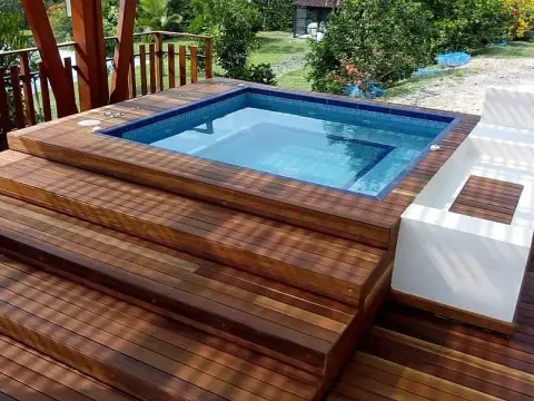 Deck de madera con jacuzzi y escalones, obra con maderas inmunizadas de Madepinos