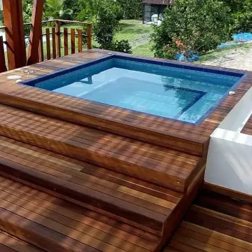 Deck de madera con jacuzzi y escalones, obra con maderas inmunizadas de Madepinos