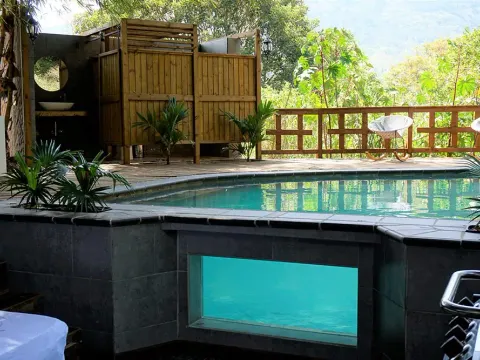 Piscina con deck y cerramiento en madera inmunizada, obra con maderas de Madepinos