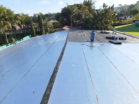 Cubierta impermeabilizada con manto asfáltico aluminio cerca de un jardín en Antioquia