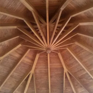 Techo de madera con alfardas dispuestas en forma radial, obra con materiales Madepinos