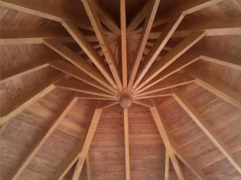 Techo de madera con alfardas dispuestas en forma radial, obra con materiales Madepinos
