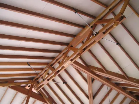Techo de madera con alfardas y cerchas vistas, obra con materiales Madepinos en Medellín