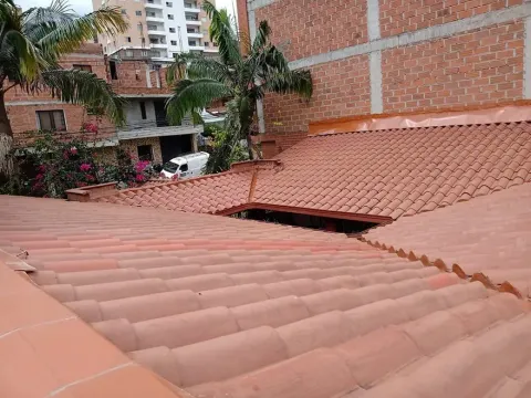 Techo cubierto con teja de barro sobre una casa de ladrillo, obra cerca de Medellín