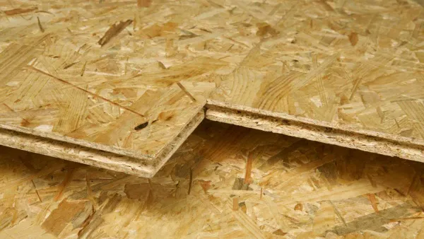 Láminas de tablero OSB estructural apiladas para pisos, muros y techos en el depósito de Madepinos