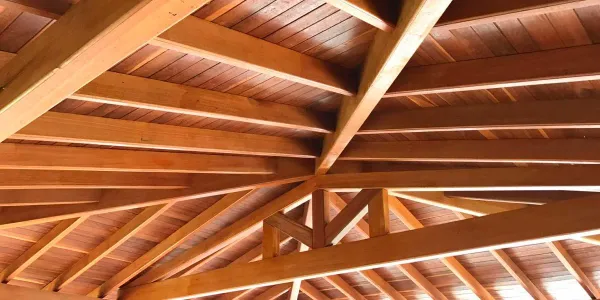 Techo de madera para casa con alfardas y tablilla vista, hecho con maderas de Madepinos