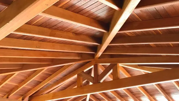 Techo de madera para casa con alfardas y tablilla vista, hecho con maderas de Madepinos