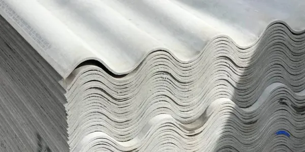 Techo con tejas Eternit de fibrocemento gris libres de asbesto sobre estructura de madera