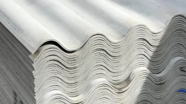 Techo con tejas Eternit de fibrocemento gris libres de asbesto sobre estructura de madera